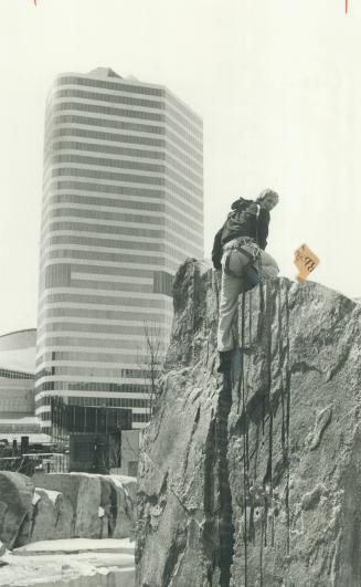 Elzinga scales rock at Ryerson in shadow of Eaton Centre