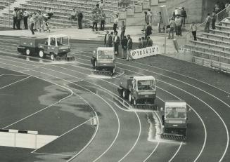 The big clean-up. A fleet of little trucks ensures that the track in the Olympic stadium is as spotless as a kitchen floor. First, these trucks scrub (...)