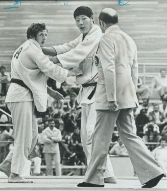 Soviet Sergei Novikov fights giant Jong Gil Pak