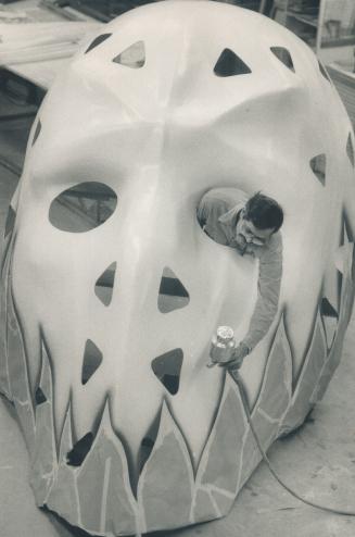 Painter has eye for detail, Painter Sadanand Benegal uses an air brush to work on a giant-sized replica of a hockey mask in the plant of a Markham fir(...)