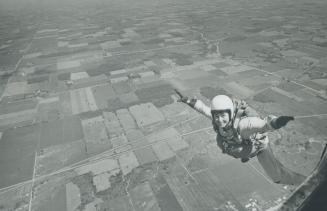 Mass formation free fall of 100 skydivers will try to break world record at Expo 86