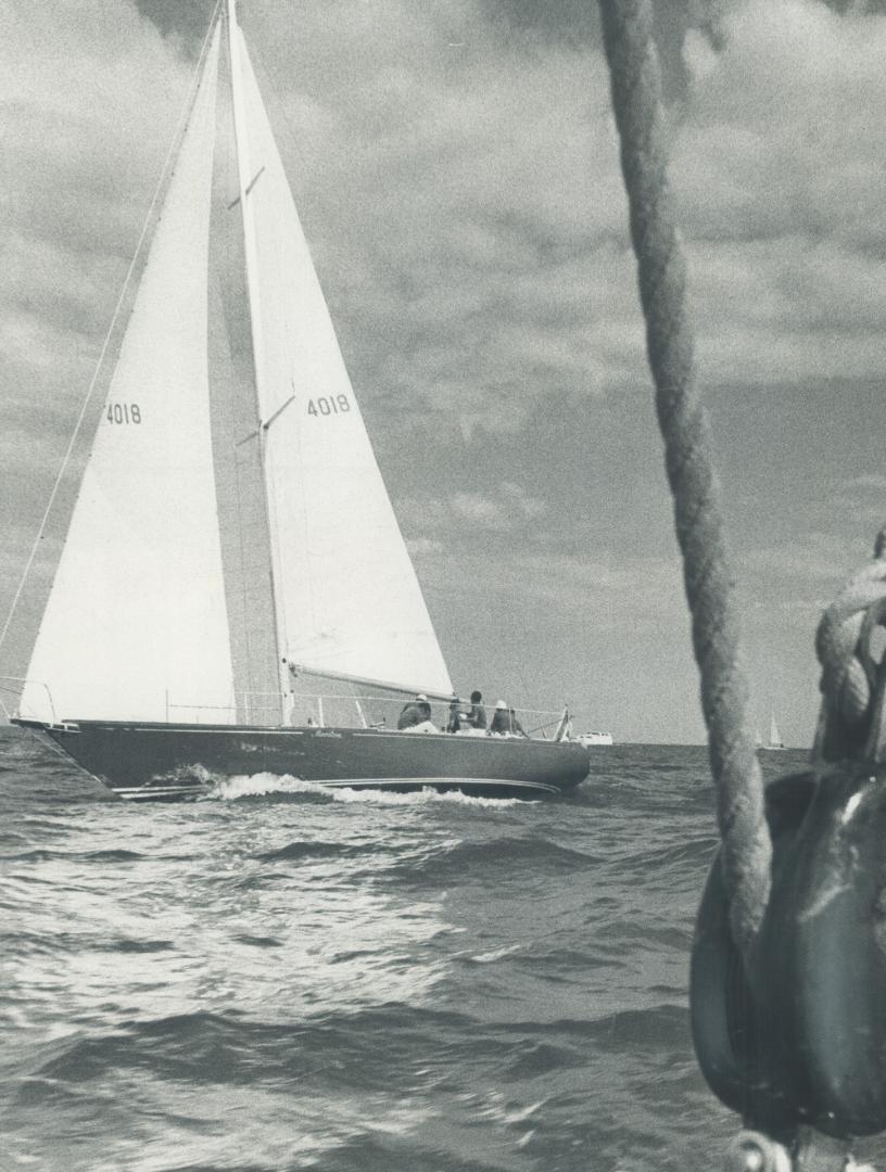 Canada's Yacht humbles U.S. again, Heeling gently as she runs before the wind, the Canadian yacht Manitou races on to win her second race in the Canad(...)