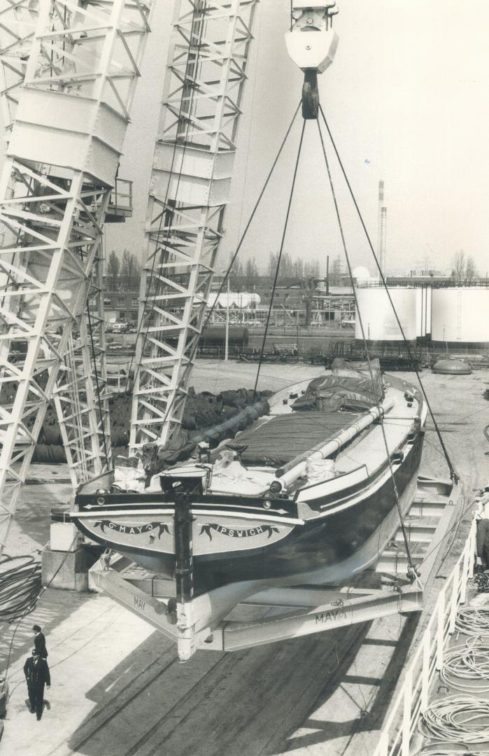 85 years old and still going strong, The May, classic Thames River sailing barge built in 1891 is lowered from Yugoslav ship Ravni Kotar, which carrie(...)