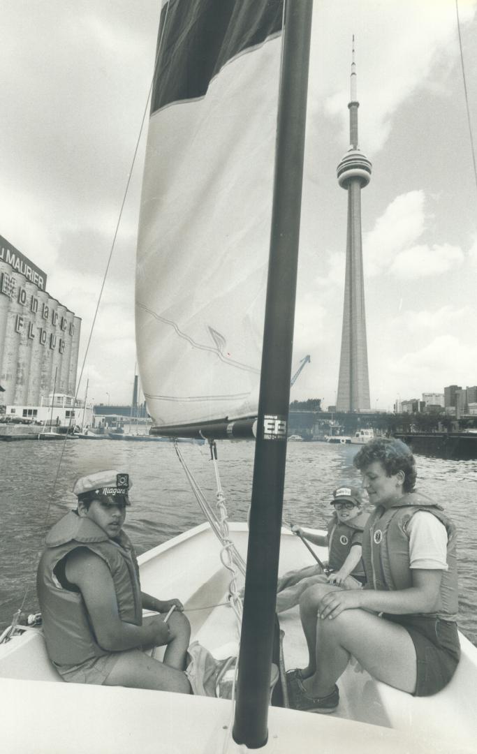Hi, sailor!, Handicapped youngsters Nawid Razvi (left) and Jeff Adams (background) are among Metro kids taking sailing lessons from Cathy Smart (right(...)