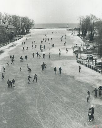 It's the biggest rink around, Sixteen Mile Creek was a popular place with Oakville skaters over the weekend, and hundreds turned out to glide over it.(...)
