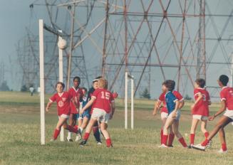Little elbow room for soccer play in Hydro corridor, Maple Leafs Bogey's and Wilmar Heights play a round at 'The Corridors' near Wexford Park. Land-st(...)