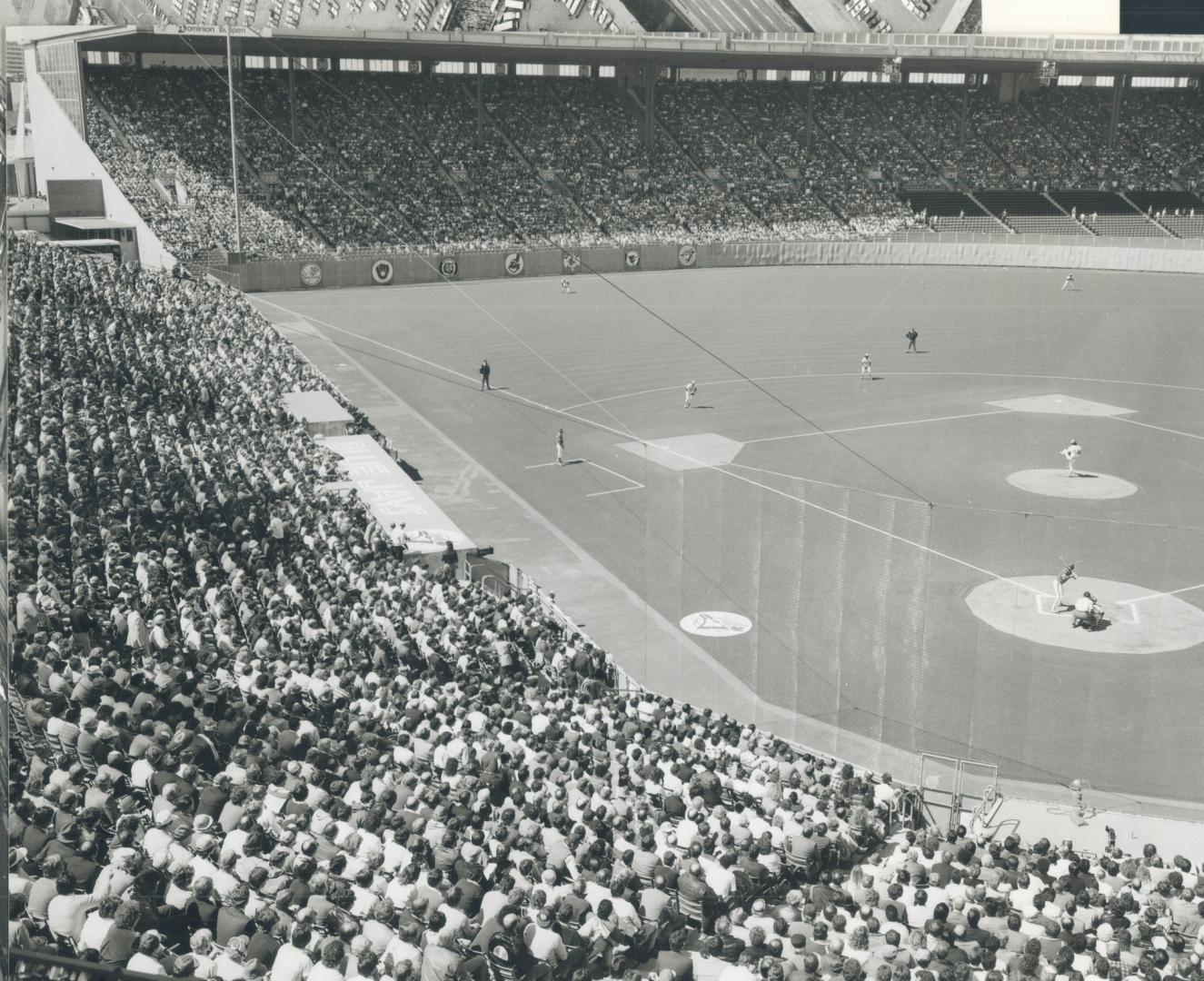 Exhibition Stadium was packed at 1982 Grey Cup game as the Edmonton Eskimos beat the Argonauts 32-16