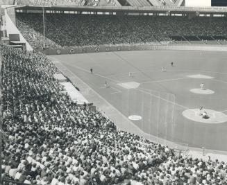 Exhibition Stadium was packed at 1982 Grey Cup game as the Edmonton Eskimos beat the Argonauts 32-16