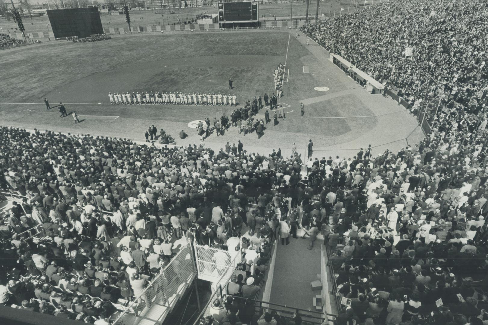 Filled to overflowing, Montreal's Jarry Park is the scene of the first major league baseball game to be played in Canada. Close to 30,000 fans jammed (...)