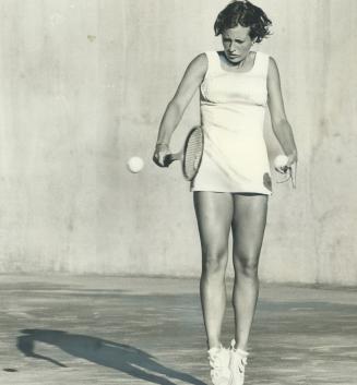 Court ballet. Lee Myers of Toronto rises up in Ontario Open tennis action during game against Kym Ruddell of Australia, the No.1 seed. Ruddel won, 6-3(...)