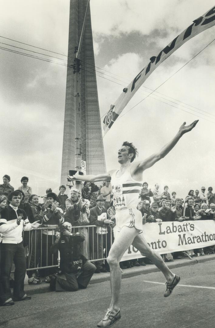 Easy winner. Dave Cannon of Britain spreads his arms as he crosses the CN Tower finish line of yesterday's Labatt's marathon. He was about three minut(...)
