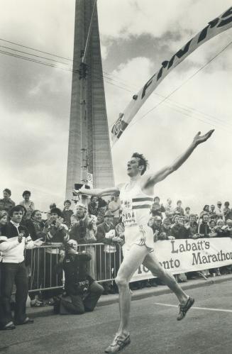 Easy winner. Dave Cannon of Britain spreads his arms as he crosses the CN Tower finish line of yesterday's Labatt's marathon. He was about three minut(...)