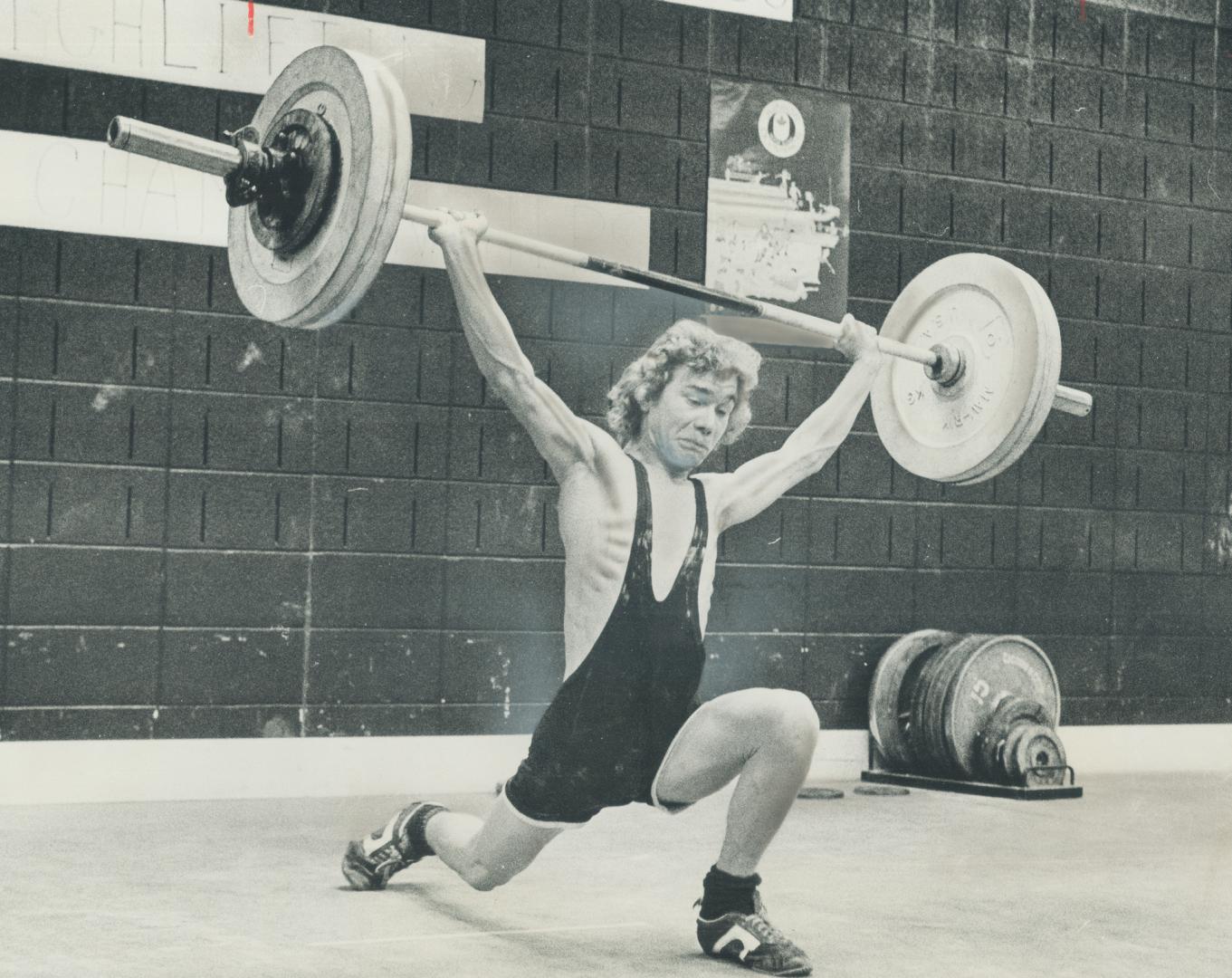 Boy battles with a bar. Scott Webb of Orillia shows the strain as he attempts to lift 55 kilos (121.25 pounds) at the Ontario junior weightlifting cha(...)