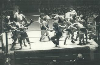 More than 16,000 Toronto wrestling fans crowded into Maple Leaf Gardens yesterday to cheer on their favorites in the 22-man Battle Royal tag-team matc(...)