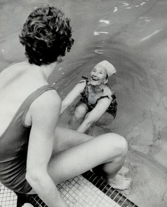 Agnes Ketchum started swimming when she was 15, met her husband that way and now, at 81, swims half a mile three days a week - after doing her laundry(...)