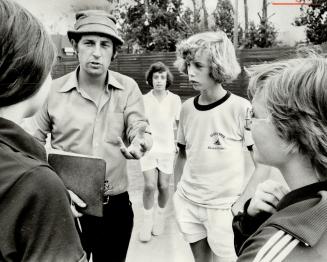 Tennis professional Roger Jarrett has another job at Toronto Lawn Tennis Club - teaching ball boys and girls the not-so-simple art of retrieving stray(...)