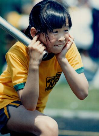 Relay racer determined to win. Andrea Lam, 8, plugs her ears to soften the blast of the starter's pistol at the start of a relay race at the Scarborou(...)