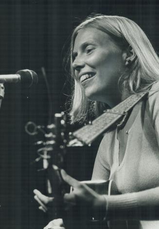 Joni Mitchell has come to be a sentimental favorite at Mariposa and she chose this as her first concert after prolonged retirement. Listening to her s(...)