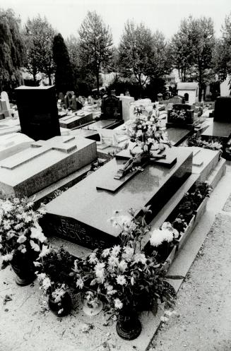 Adoring fans keep Edith Piaf's grave surrounded by flowers