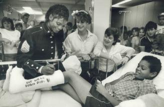 It's such a thriller! Heads were turning at the Hospital For Sick Children yesterday when singer Ken Amos, of the rock group Cash paid a visit to the (...)