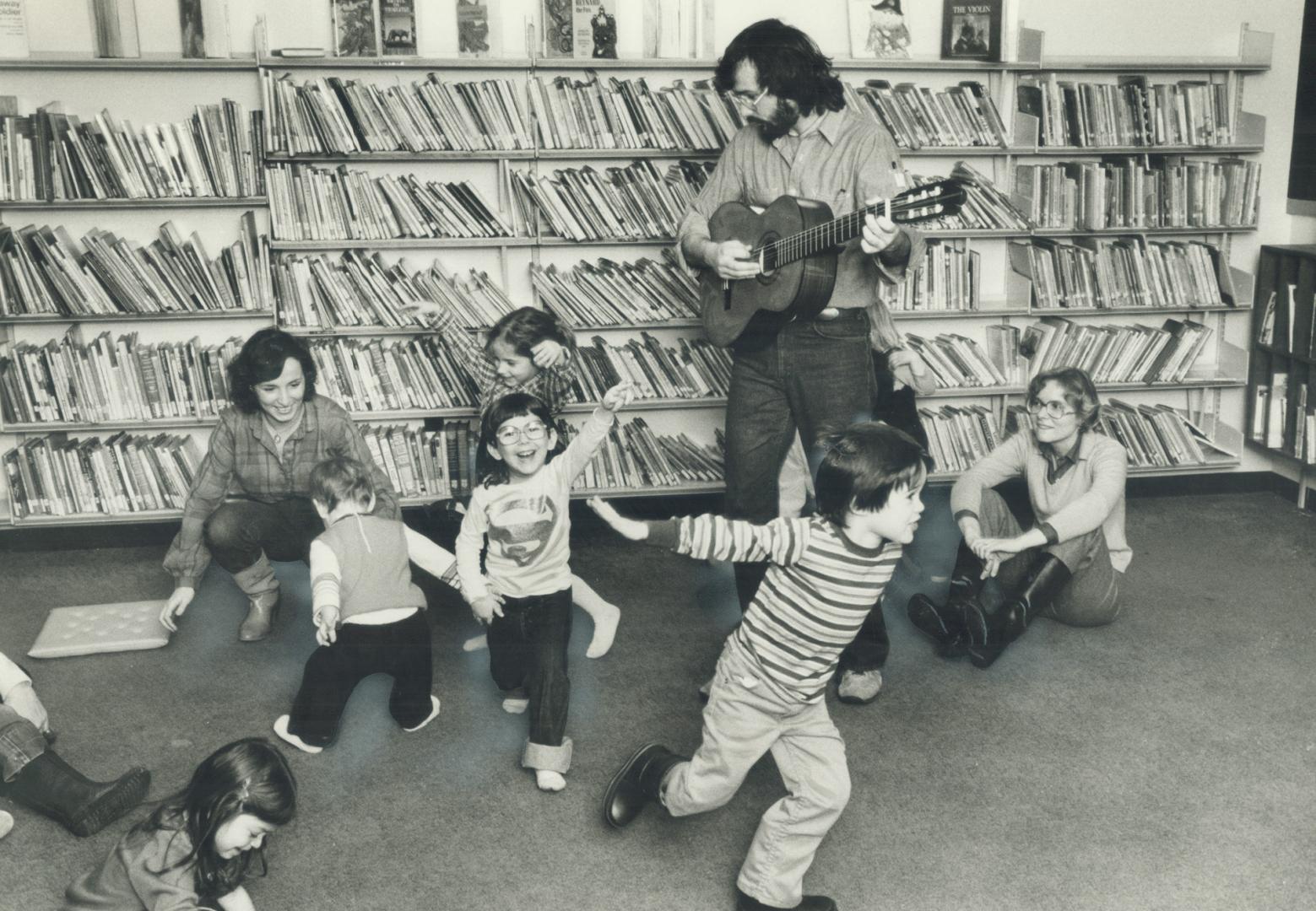 Music is fun. Musician and songwriter Doug Barr seems to have discovered the Pied Piper's magical notes as 4-year-olds Adam Kirch (front) and Lori Ste(...)