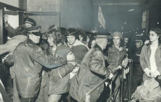 The doors opened at Maple Leaf Gardens this morning with more than 1,000 blanketed and cheerful rock fans outside who'd waited all high in the rain to(...)
