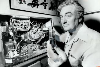 TV technician Ian Cameron replaces a good tube with a burned-out one in an otherwise perfectly functioning television set. The Star then called 18 rep(...)