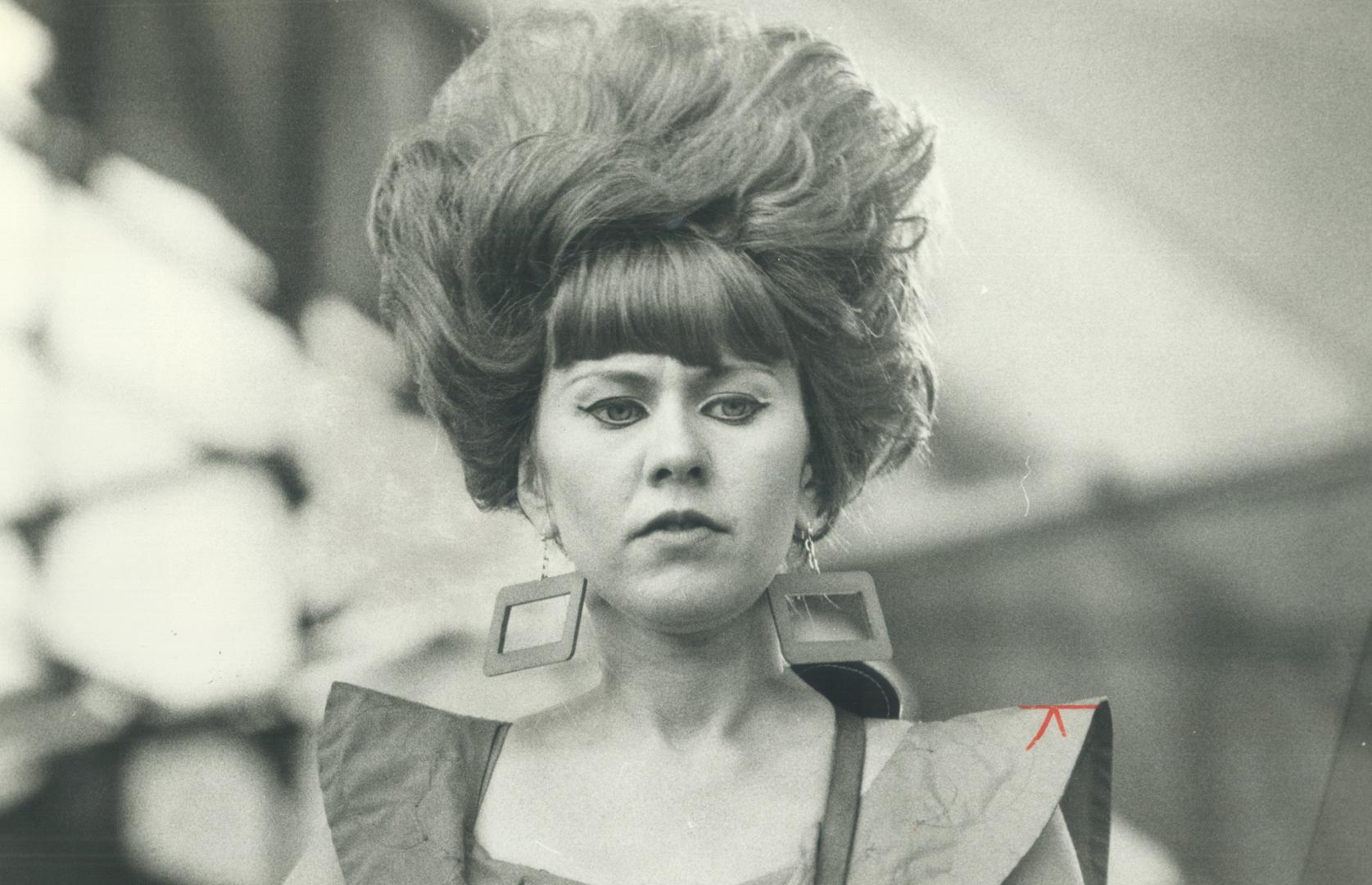 The spaced-out look of the B-52's Kate Pierson sets mood