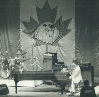 Pounding out their rock sounds with a giant Maple Leaf flag as backdrop, Canadian rock band, The Guess Who, had 20,000 people displaying unprecedented(...)