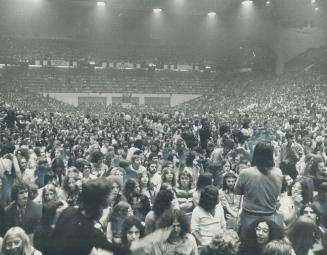 More than 17,000 fans of the Rolling Stones packed Maple Leaf Gardens for eac of two concerts Saturday by th British rock group. Thousands of others, (...)
