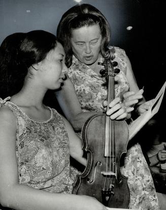 Violin teacher Alice Fenyves Rosenberg with student