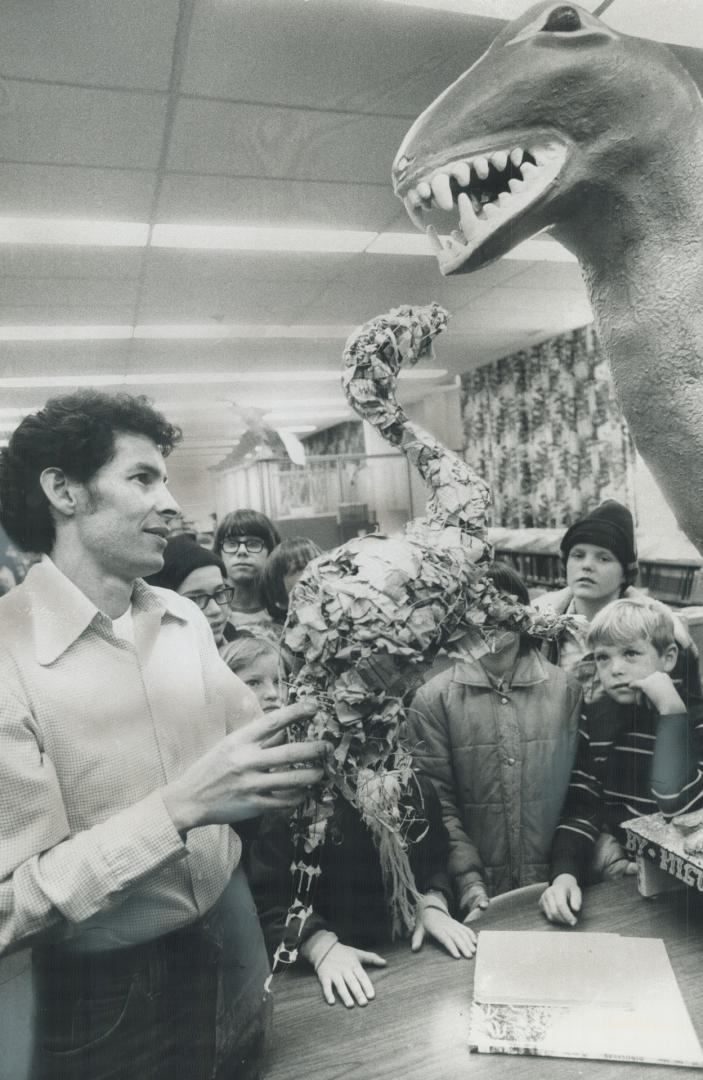 Using wire and paper, Miguel Cervantes shows servants at Park Public School how to make reproductions of prehistoric dinosaurs. The 31-year-old artist(...)