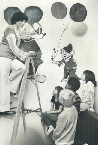 Finishing touches are put to cartoon mural at Kenton Public School of 32-year-old- Dorothy Finkelstein as Shulamil Kuttoner, 8, Christine Bell, 8, Mar(...)
