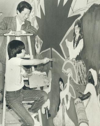 Ding-Wan Tsai and his son, Shun Gee, with mural at Kent Senior School