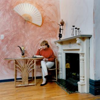 Jill Fagan chose to texture her flawed living room wall in a warm cozy color, left