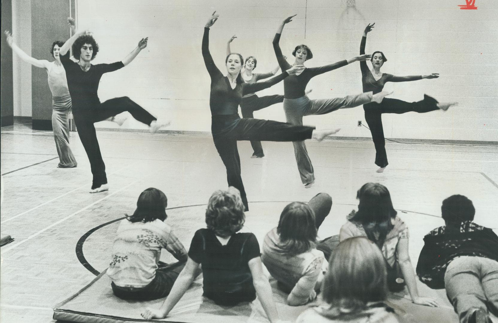 Freedom of movement. Dancemakers, a Toronto modern dance troupe, yesterday performed for 80 teenage inmates at the Oakville Rehabilitation Assessment (...)