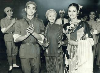 Dance stars Laud each other. Performers ling Kuei-ming (left) and Shih Chung0chin of Shanghai Ballet of People's Republic of China are congratulated b(...)