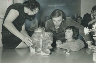 Earl Kraul, who starred in 30 roles during his 19 years as a principal dancer with the National Ballet, examines an Eskimo sculpture given to him at a(...)