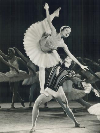 Karen Kain and Frank Augustyn last night headlined the opening of the National Ballet's fifth season in the Forum at Ontario Place. Star dance critic (...)