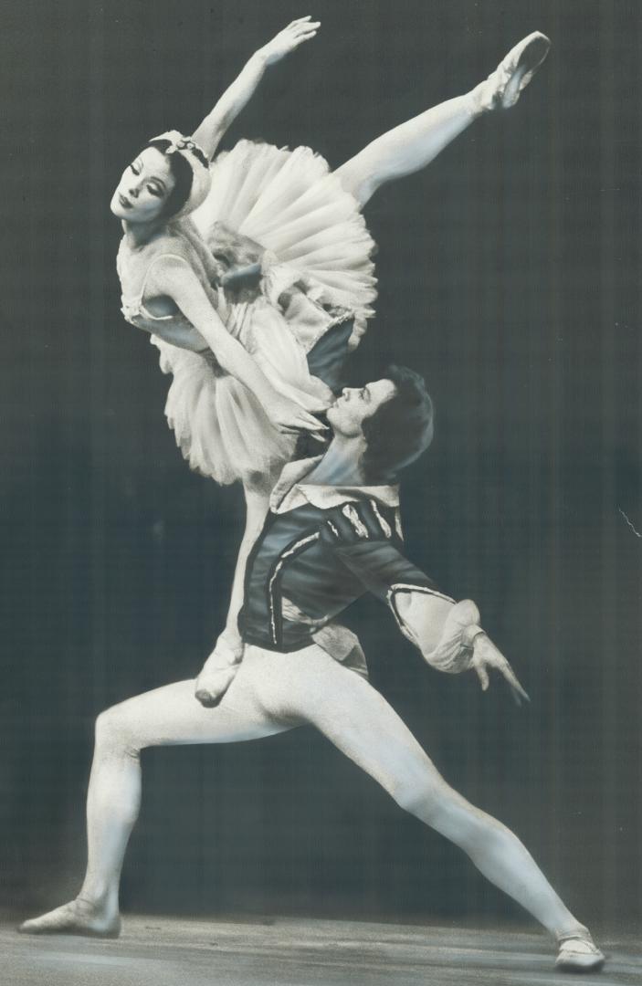 Karen Kain and Frank Augusytn, in principal Swan lake roles, last night showed conspicuous growth, says Star dance critic William Littler. Augustyn's (...)