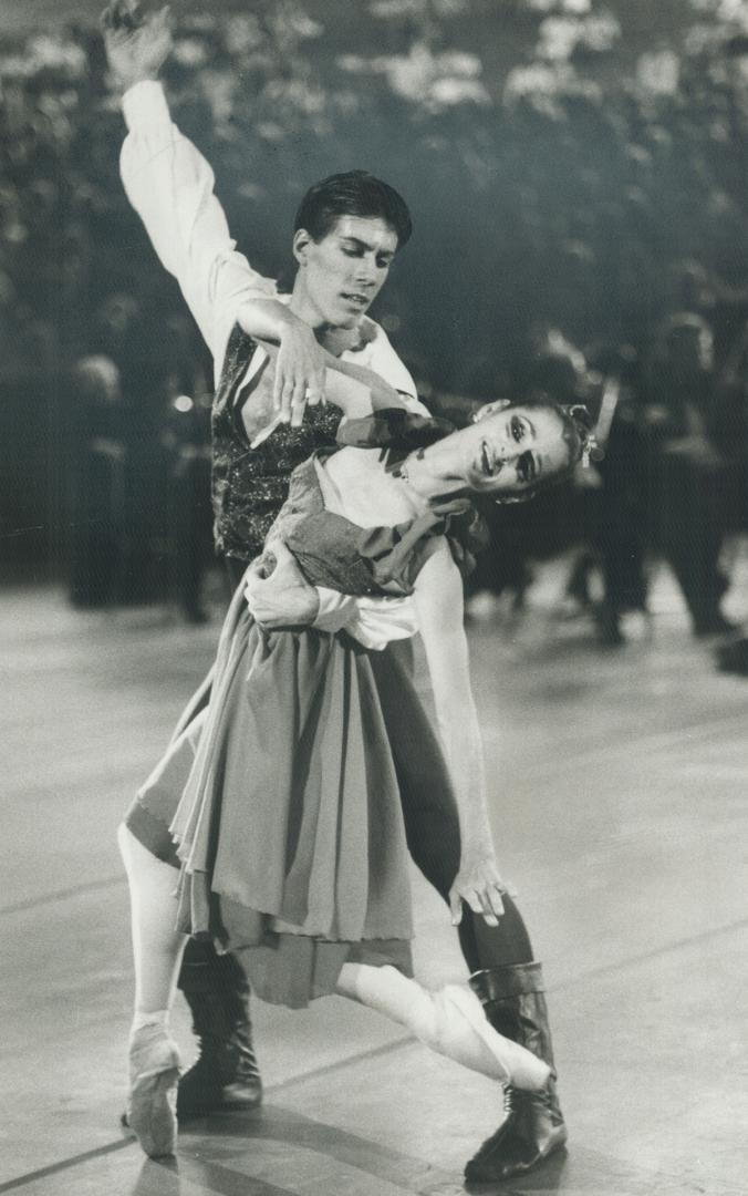 Ballet returns to the Forum. The National Ballet's Veronica Tennant and Serge Lavoie performed a pas de deux with the help of the Ontario Place Pops O(...)