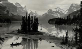 Here is one of the most famous beauty spots in the Canadian Rockies, Maligne lake, ringed by mountains, not far from Jasper National park's main settl(...)