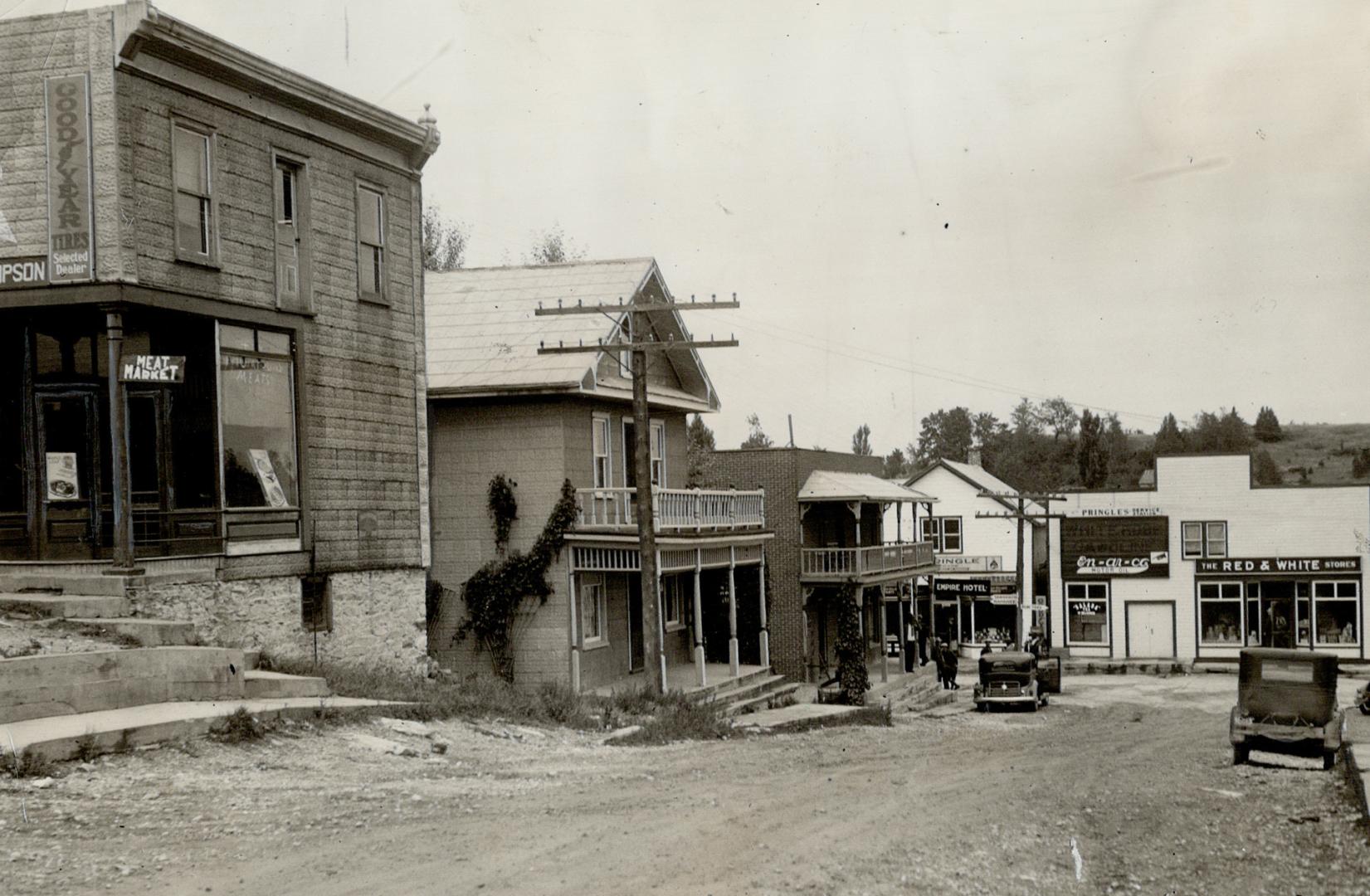 d-bearing ore discovered. (2) The main street of Arden, now an unincorporated village of 250 population which may be the centre of a prosperous mining(...)