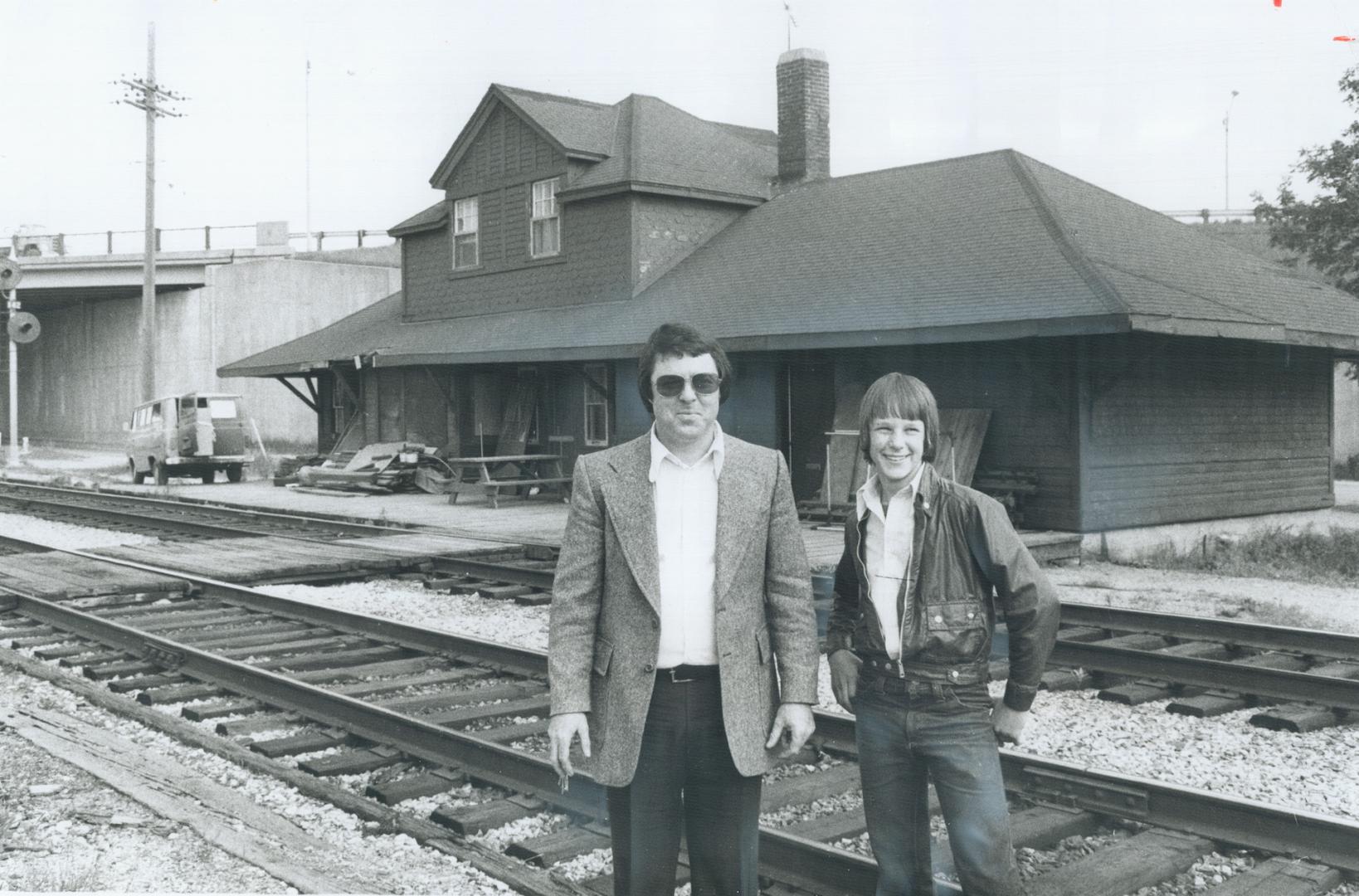 They're right at home with trains, The old CP Rail station on Hensall Circle in Mississauga has been home to Lorne Heslip, a Toronto grocery-store man(...)