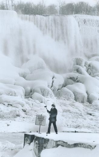 Niagara builds its ice bridge, The ice bridge at the base of Niagara Falls, built up each year by ice flowing out of Lake Erie, averages five to ten f(...)