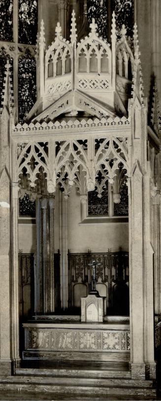 In (1) is shown the Baldachin constructed of marble