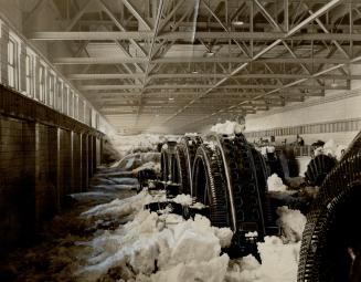 What Niagara's ice did is one power house, This exclusive picture, the first one taken, graphically shows what the ice did to the interior of the old (...)