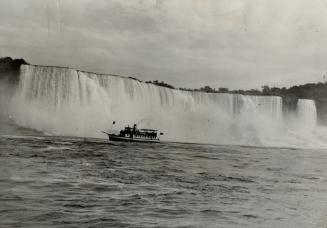 When the earth shook and the face of the American falls gave way sending thousands of tons of rock crashing down through the heavy mist into the Niaga(...)