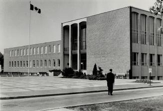 The new City of North York would include the present North York and Weston, for a population of 350,000, slightly more than one-fifth of the total in (...)