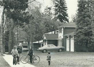 Oakville, a community blessed with a beautiful natural setting, attempts to provide accommodation and facilities for a compete range of income groups,(...)